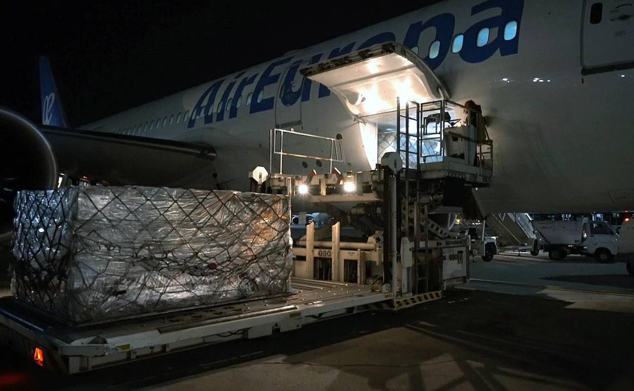 Descarga en el aeropuerto de Barajas del material enviado desde China.