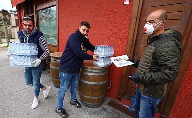 Imagen principal - La asociación Hostelería de León recoge bebidas para el Hospital del Bierzo en Ponferrada y Bembibre