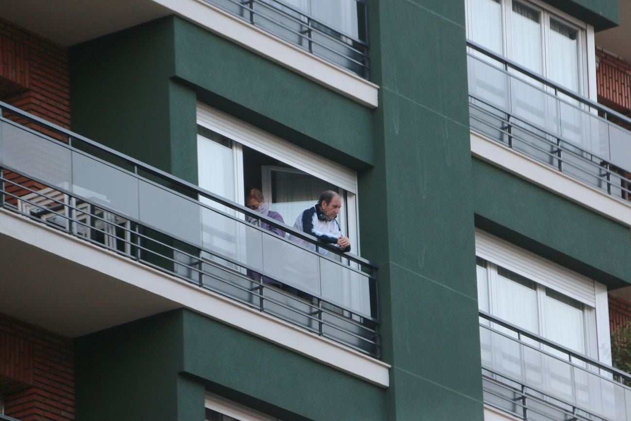 La caída de las temperaturas se compensa con el calor de los leoneses en sus balcones en una nueva jornada de aplauso a los sanitarios en su lucha contra el Covid-19.