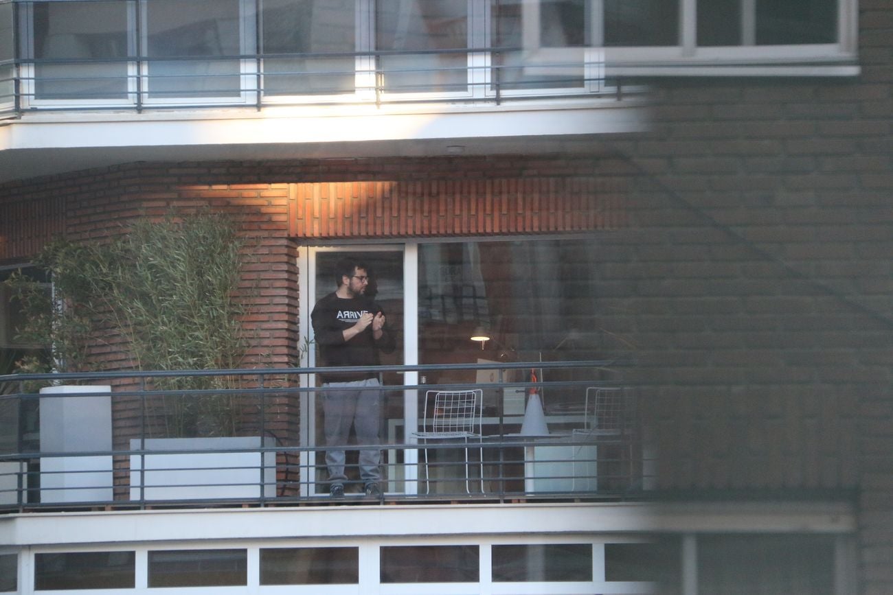 La caída de las temperaturas se compensa con el calor de los leoneses en sus balcones en una nueva jornada de aplauso a los sanitarios en su lucha contra el Covid-19.