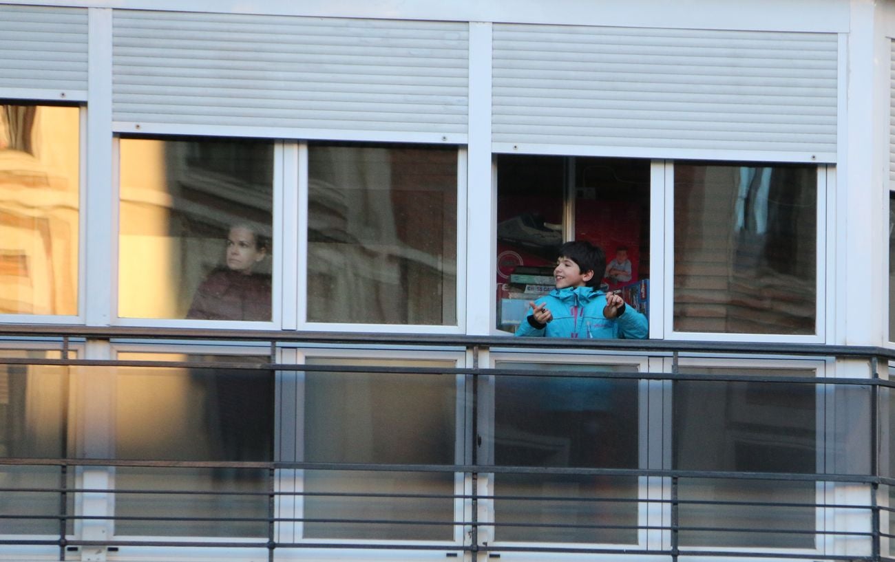 La caída de las temperaturas se compensa con el calor de los leoneses en sus balcones en una nueva jornada de aplauso a los sanitarios en su lucha contra el Covid-19.