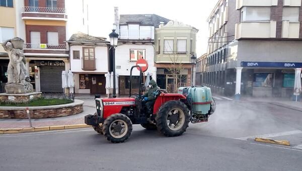 Fotos: Los agricultores de Cacabelos colaboran en la desinfección del municipio