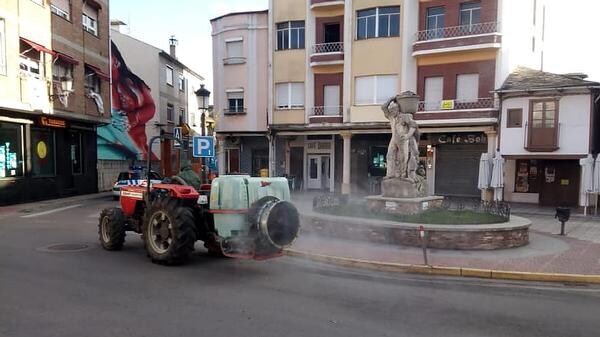 Fotos: Los agricultores de Cacabelos colaboran en la desinfección del municipio
