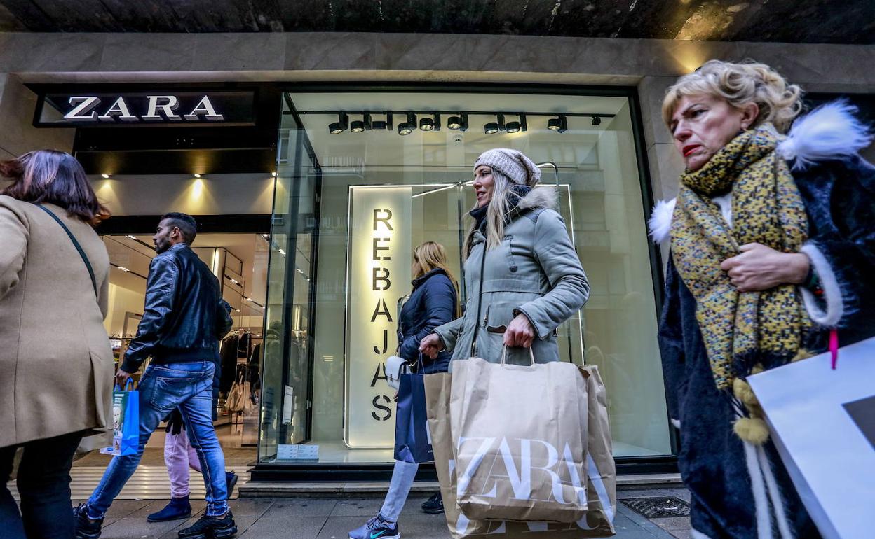 CIudadanos de compras en las rebajas de invierno.