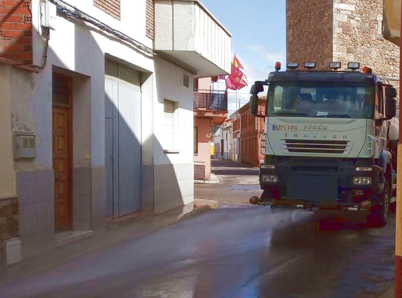 Un tractor desinfecta las calles de Llamas de la Ribera.