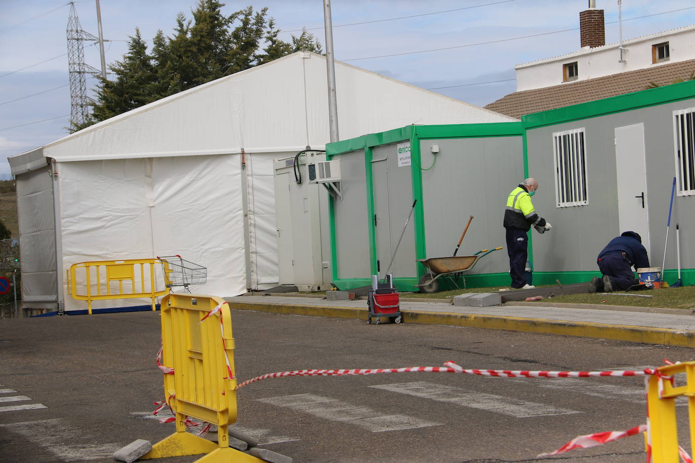 Fotos: Montaje de las carpas de pretriaje