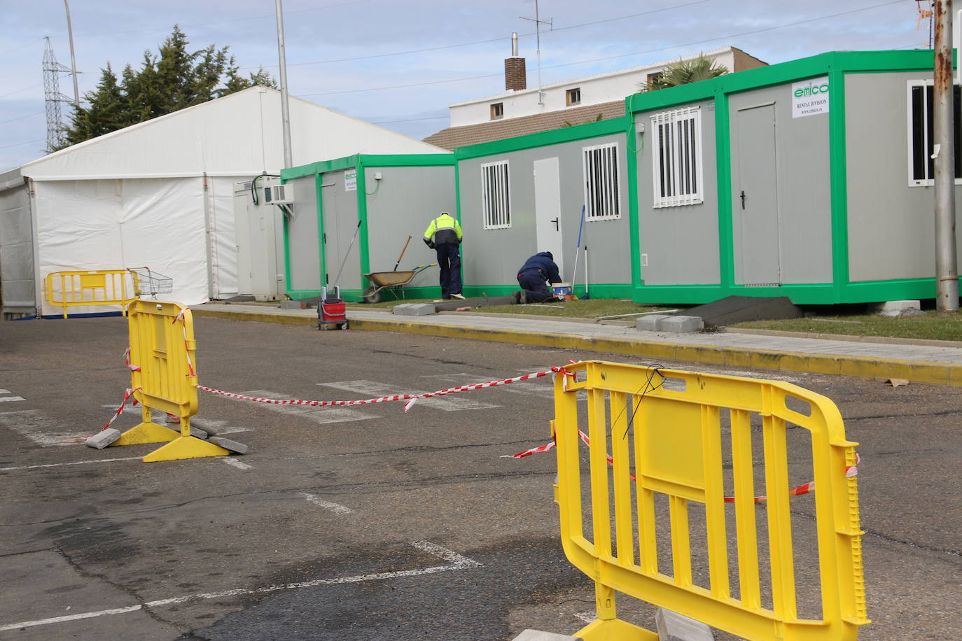 Fotos: Montaje de las carpas de pretriaje