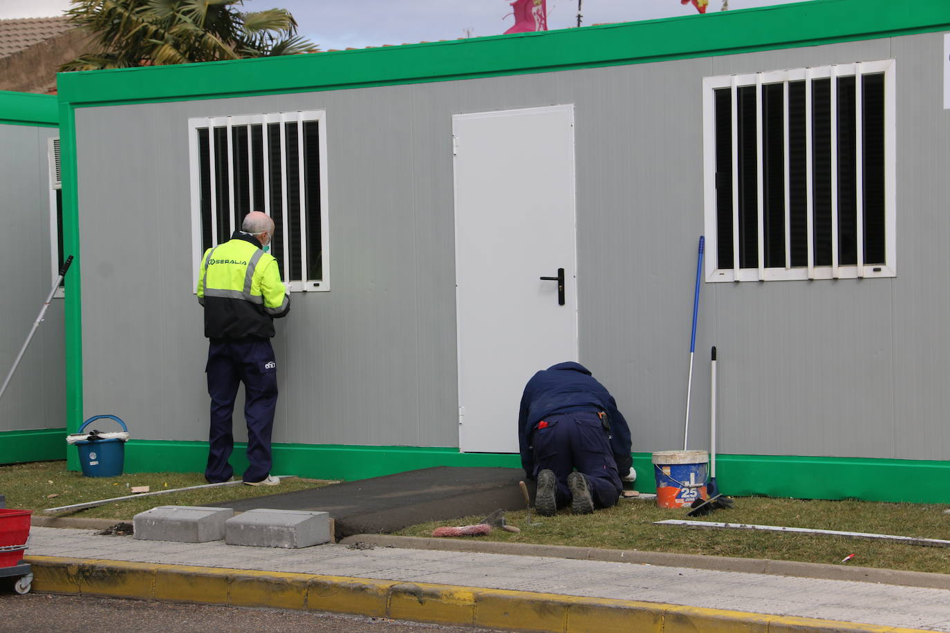 Fotos: Montaje de las carpas de pretriaje