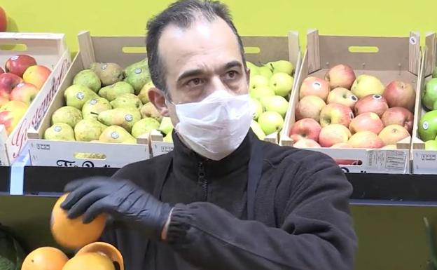 Imagen principal - Mario, un frutero de barrio contra la alarma