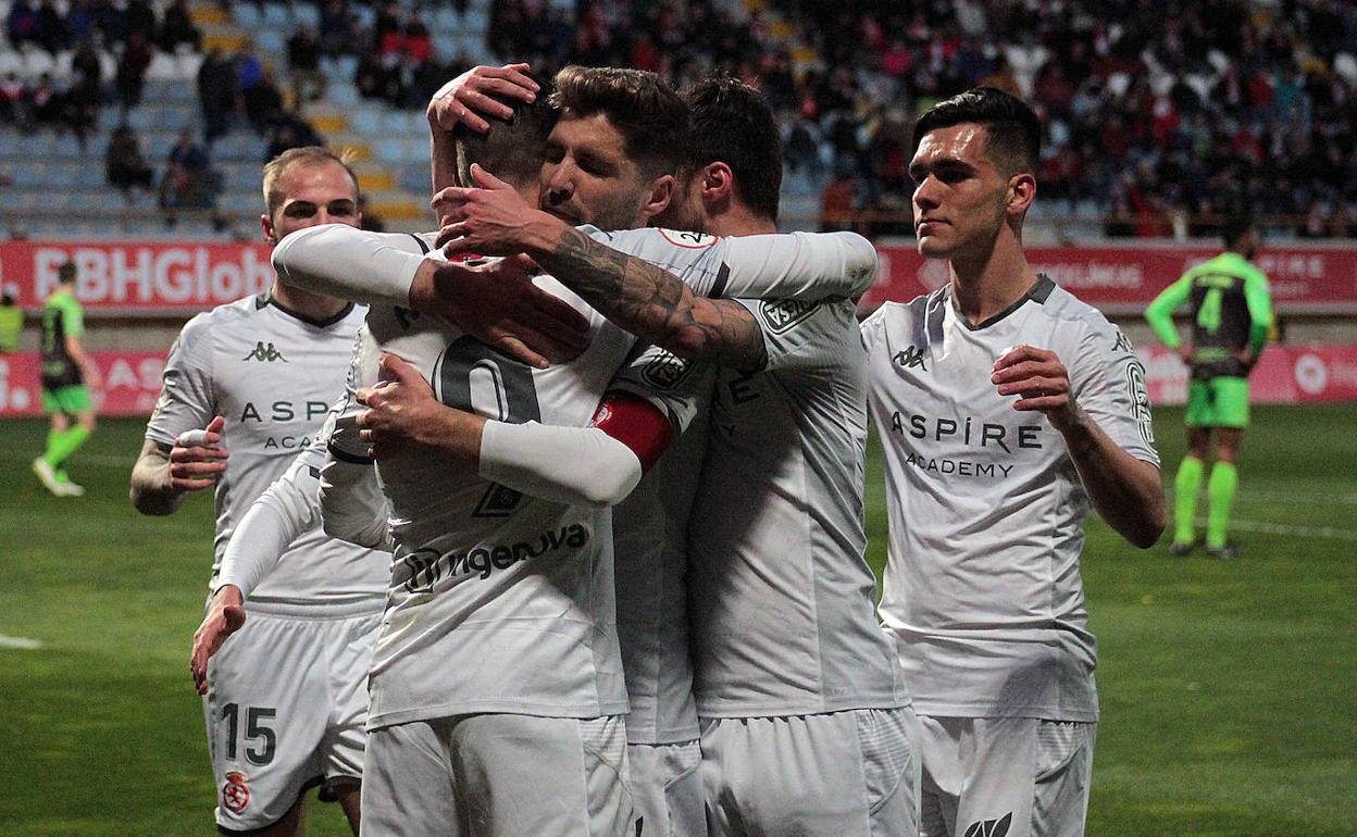 Los jugadores de la Cultural celebran un gol.