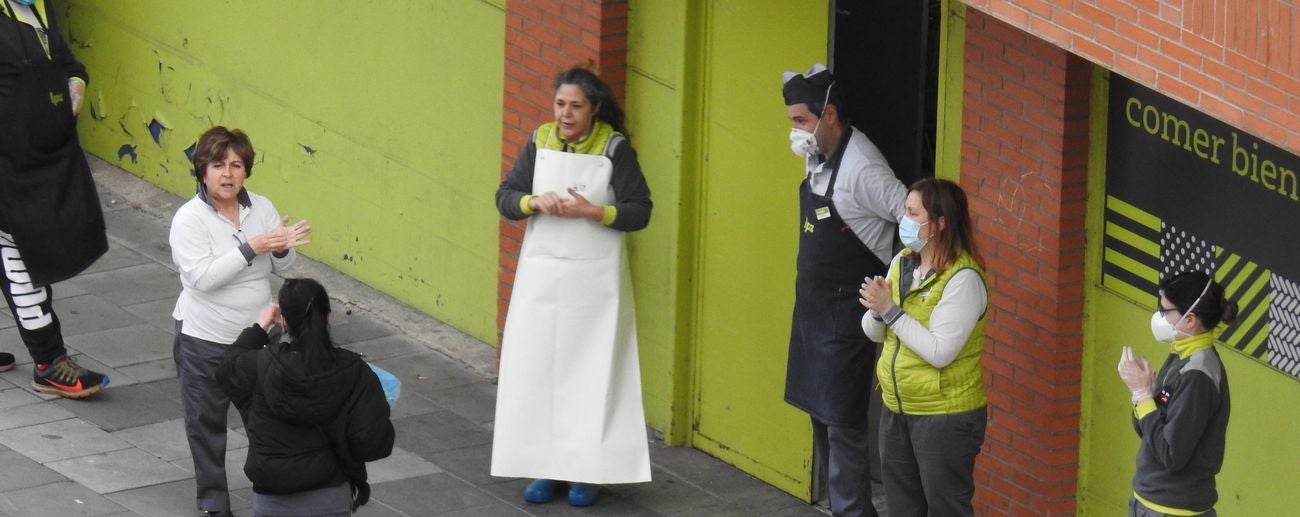 Trabajadores de los supermercados en la barriada de Eras de Renueva salen a la calle para aplaudir a los vecinos. Corazones y gratitud al aire para animar a los residentes en el duro confinamiento.