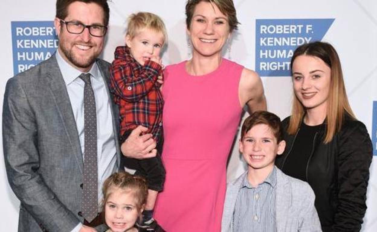 La familia Maeve Kennedy Townsend con su marido, David McKean, y sus tres hijos Gideon, Gabriella y Toby, en brazos, junto a una joven (de negro), el pasado diciembre