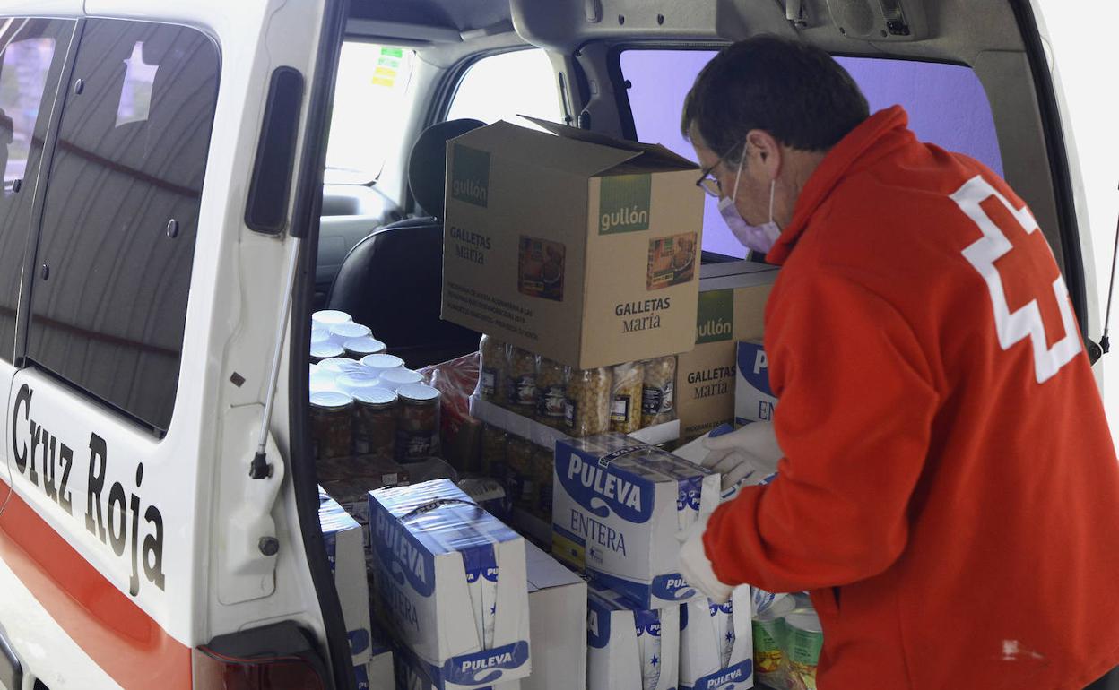 José Luis Lozano prepara un envío. 