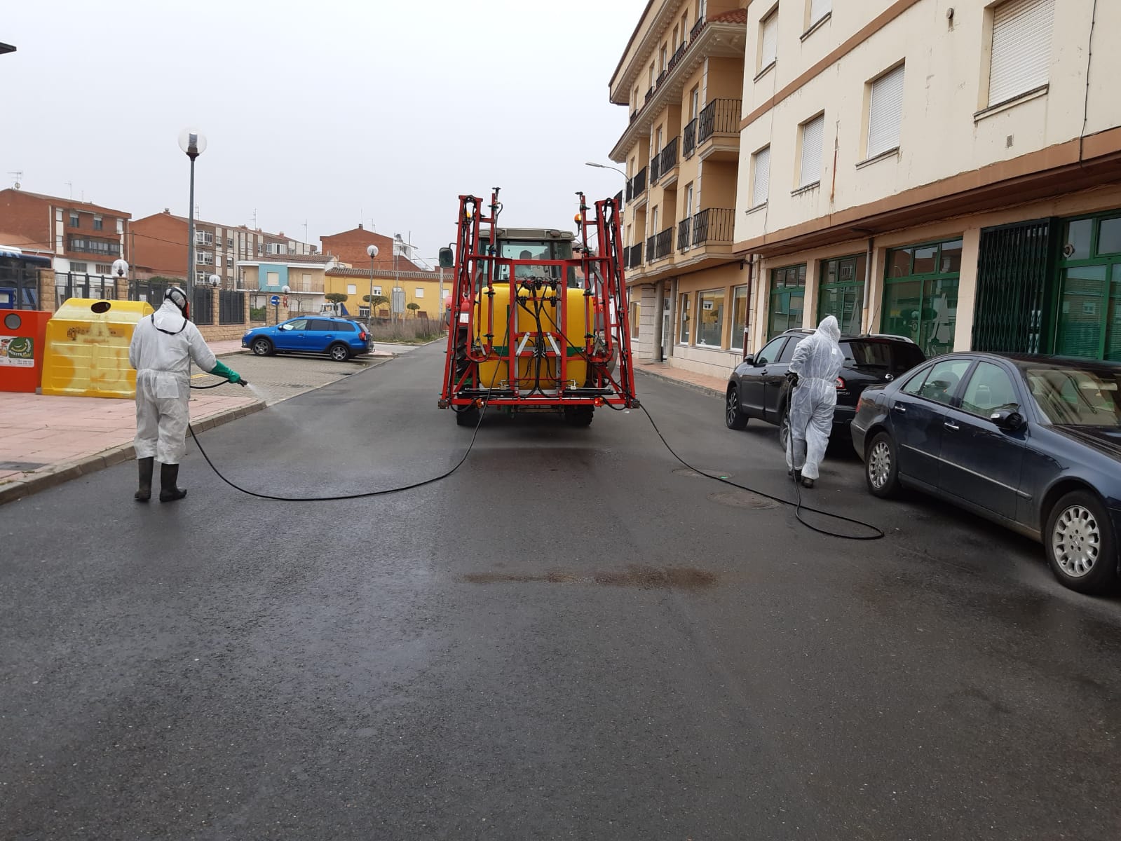 Fotos: Desinfección de las calles de Santa María del Páramo