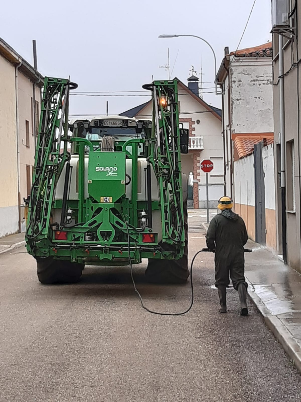 Fotos: Desinfección de las calles de Santa María del Páramo