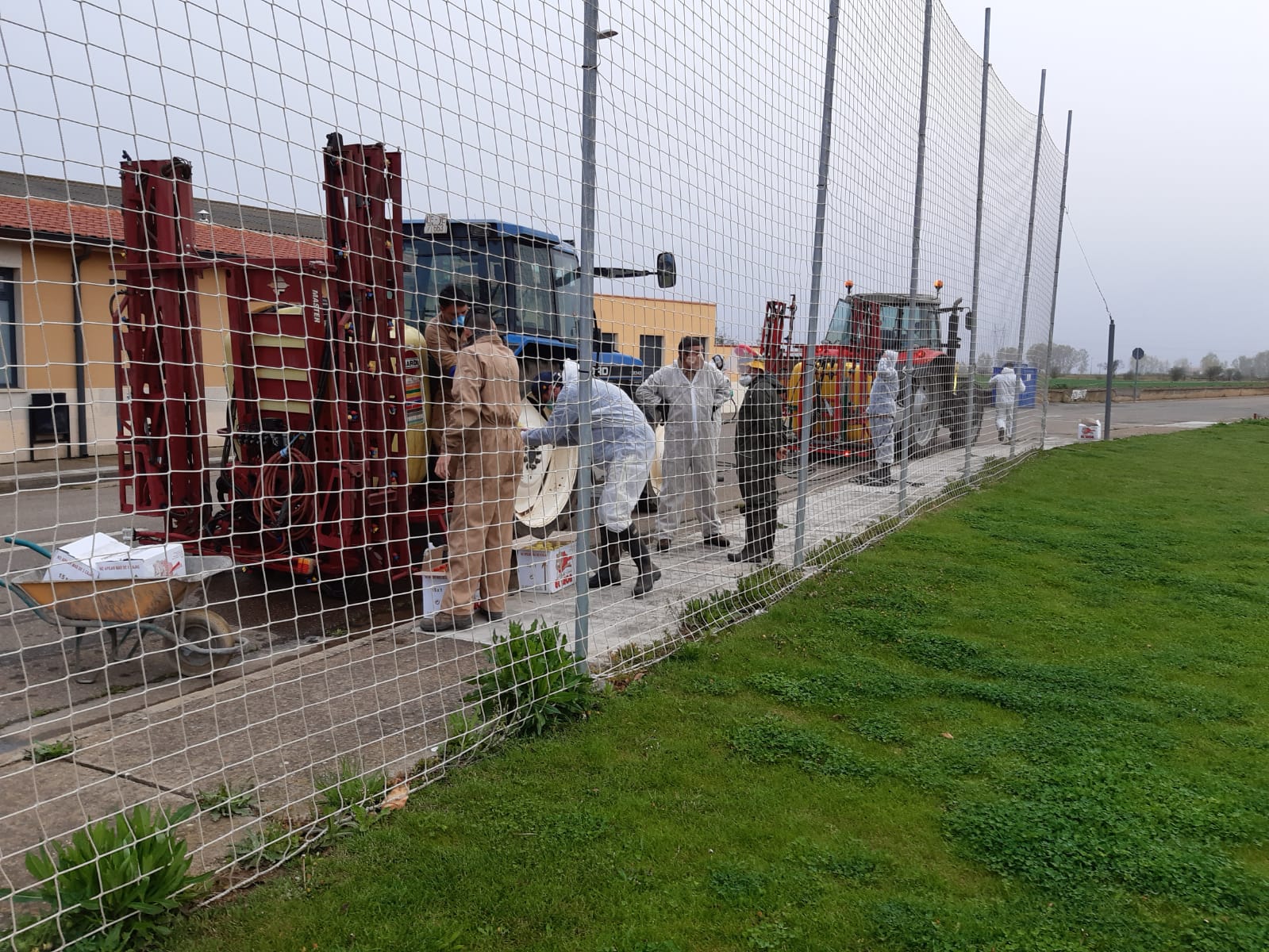 Fotos: Desinfección de las calles de Santa María del Páramo