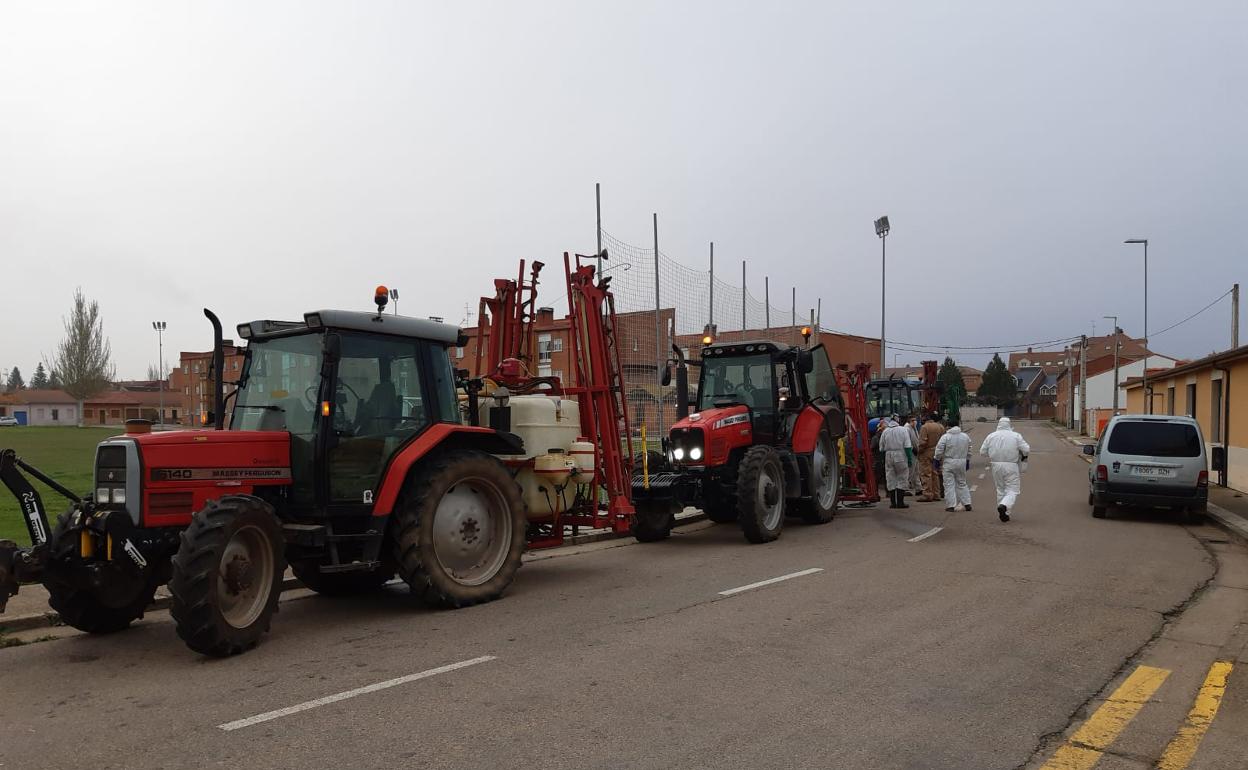 Los agricultores colaboran en la desinfección de las calles de Santa María del Páramo.