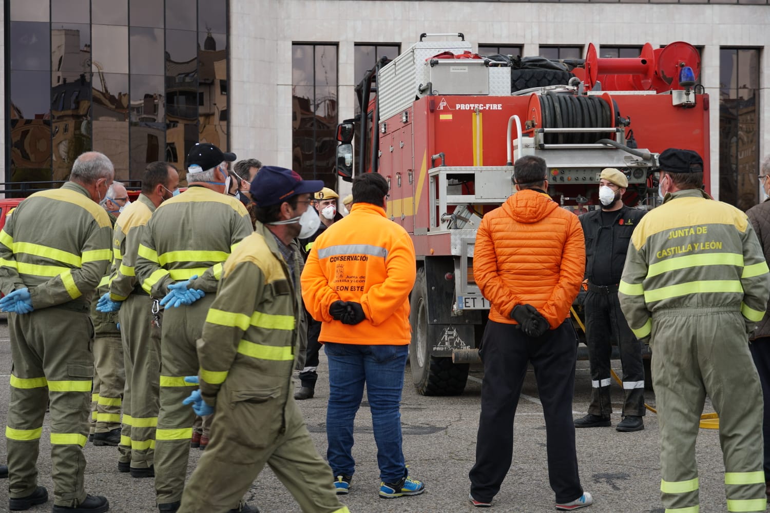 Personal de los servicios territoriales de Fomento y Medio Ambiente de la Delegación Territorial de la Junta en León reciben formación por parte de la UME para llevar a cabo tareas de limpieza de espacios abiertos donde haya carga viral significativa cuando lo requiera el Centro de Coordinación Operativa Integrado (Cecopi)