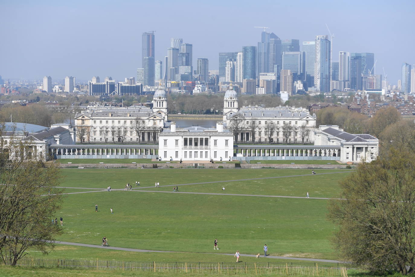 Los londinenses. pese al confinamiento, aprovecharon el sol de primavera para pasear por el parque de Greenwich. 