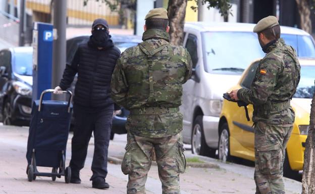 Dos militares del Ejército de Tierra, durante el confinamiento. 