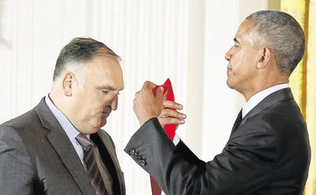 José Andres y Barack Obaman, en 2015 cuando el entonces presidente impuso al cocinero español la Medalla Nacional de Humanidades de EE UU.