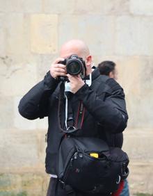 Imagen secundaria 2 - El fotógrafo en diferentes puntos de la ciudad.