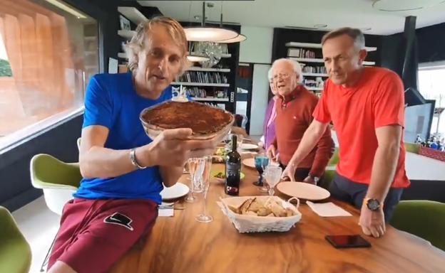 Calleja muestra la tarta casera de su cumpleaños.