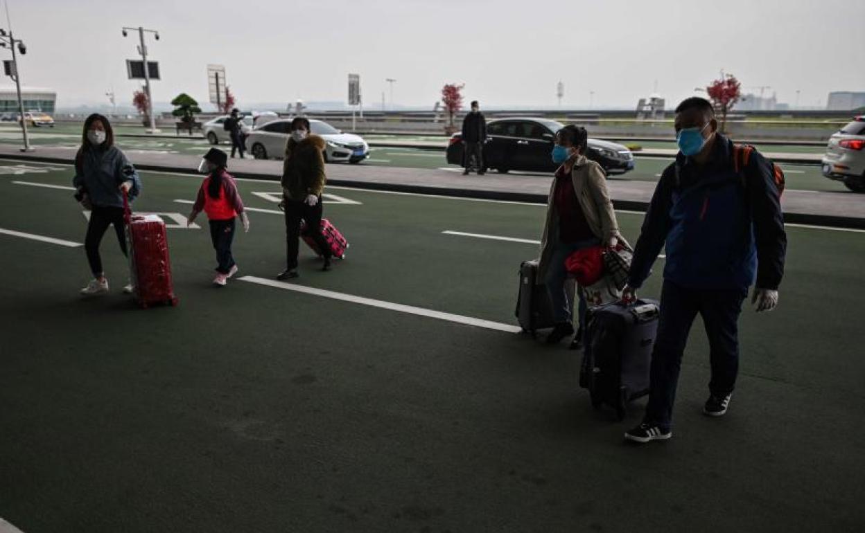 Viajeros en el aeropuerto de Wuhan 