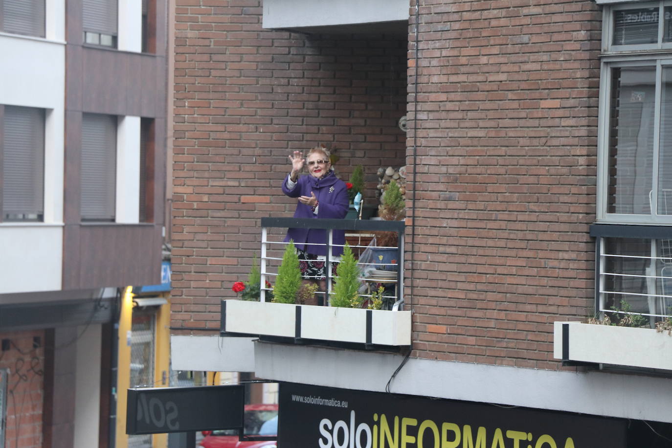 León no falla a su cita con el aplauso sanitario ni leonoticias con sus vecinos.