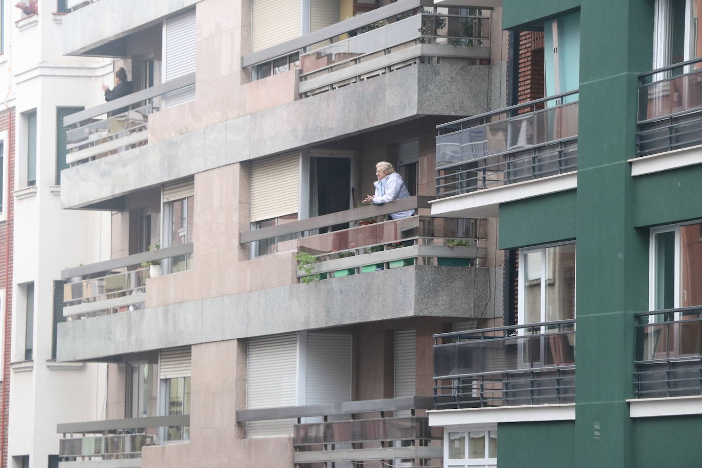 León no falla a su cita con el aplauso sanitario ni leonoticias con sus vecinos.