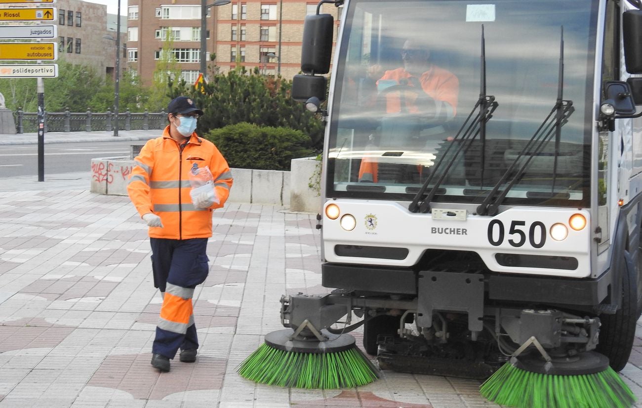 Efectivos de Protección Civil, con la colaboración de Policía Nacional y Local, han procedido al reparto de casi 100.000 mascarillas en la provincia. Están destinadas a aquellas personas que hayan tenido que desplazarse para trabajar y sea más complejo mantener la distancia de seguridad.