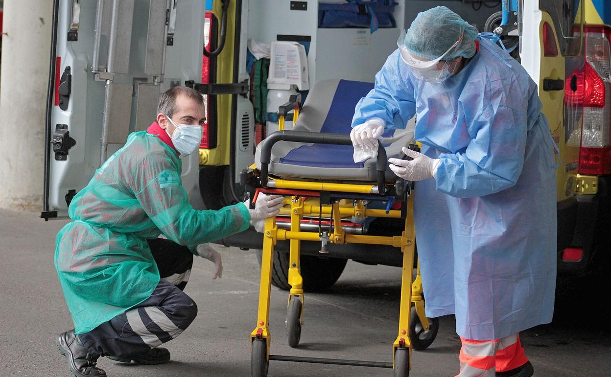 Limpieza de equipos sanitarios en el Hospital de León.