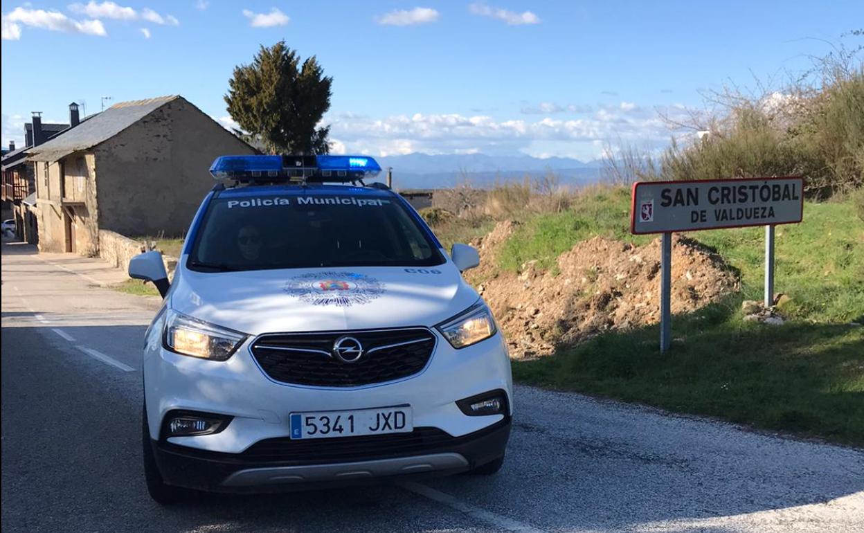 Patrulla de la Policía Local de Ponferrada en San Cristróbal de Valdueza.