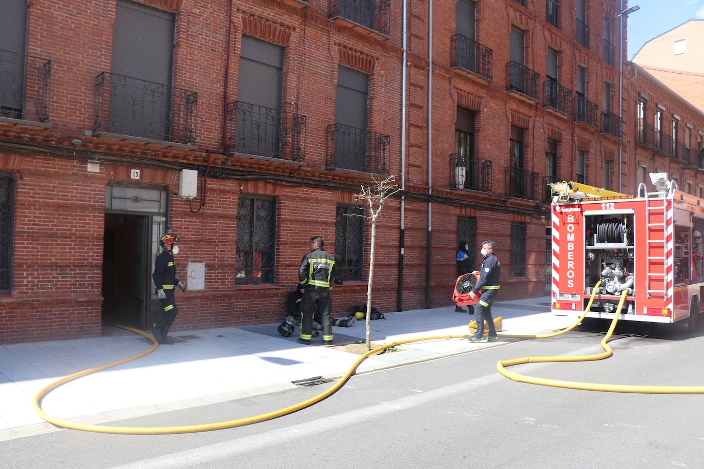 Efectivos del parque de bomberos de León intervienen en las labores de extinción de un incendio declarado en una vivienda situada en el tercer piso de un inmueble de cuatro alturas situado en el número 25 de la calle Astorga de la capital.