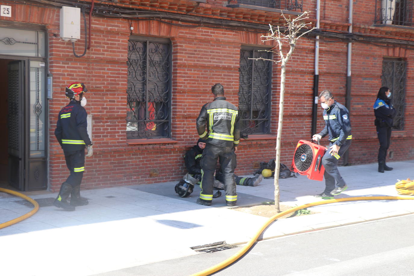 Efectivos del parque de bomberos de León intervienen en las labores de extinción de un incendio declarado en una vivienda situada en el tercer piso de un inmueble de cuatro alturas situado en el número 25 de la calle Astorga de la capital.