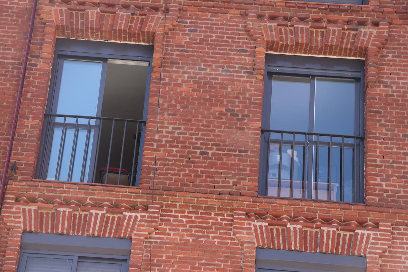 Efectivos del parque de bomberos de León intervienen en las labores de extinción de un incendio declarado en una vivienda situada en el tercer piso de un inmueble de cuatro alturas situado en el número 25 de la calle Astorga de la capital.