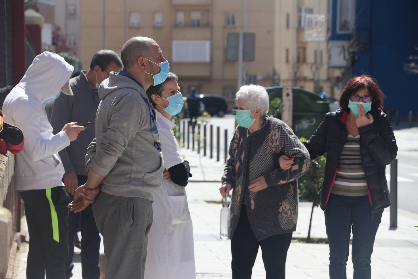 Efectivos del parque de bomberos de León intervienen en las labores de extinción de un incendio declarado en una vivienda situada en el tercer piso de un inmueble de cuatro alturas situado en el número 25 de la calle Astorga de la capital.