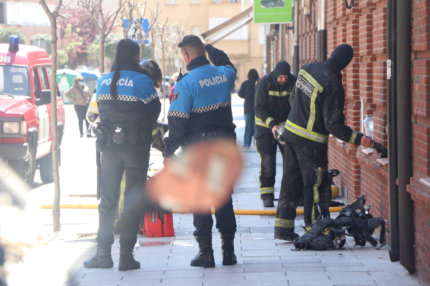 Efectivos del parque de bomberos de León intervienen en las labores de extinción de un incendio declarado en una vivienda situada en el tercer piso de un inmueble de cuatro alturas situado en el número 25 de la calle Astorga de la capital.