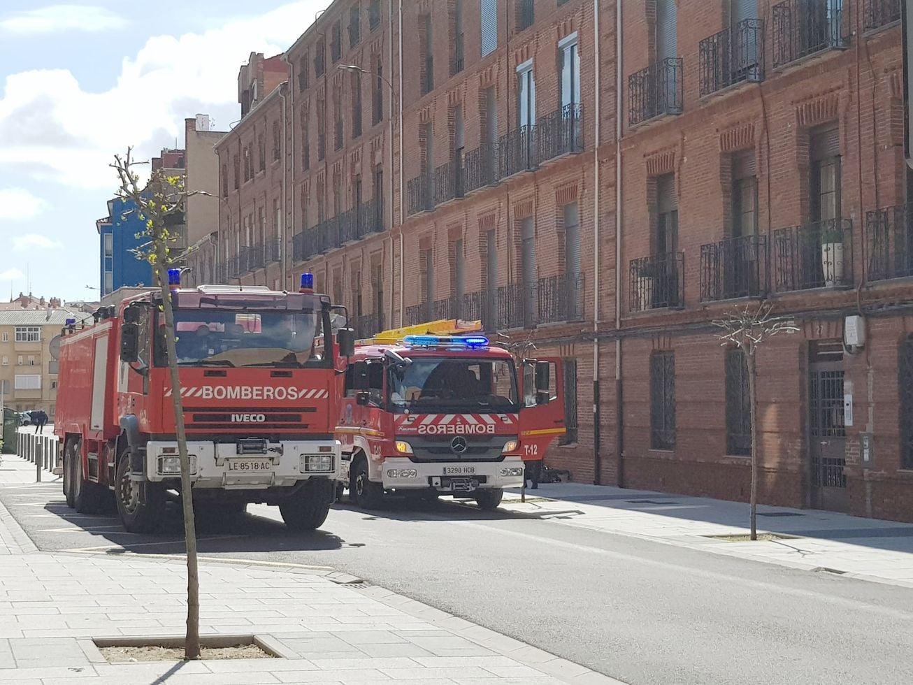 Efectivos del parque de bomberos de León intervienen en las labores de extinción de un incendio declarado en una vivienda situada en el tercer piso de un inmueble de cuatro alturas situado en el número 25 de la calle Astorga de la capital.