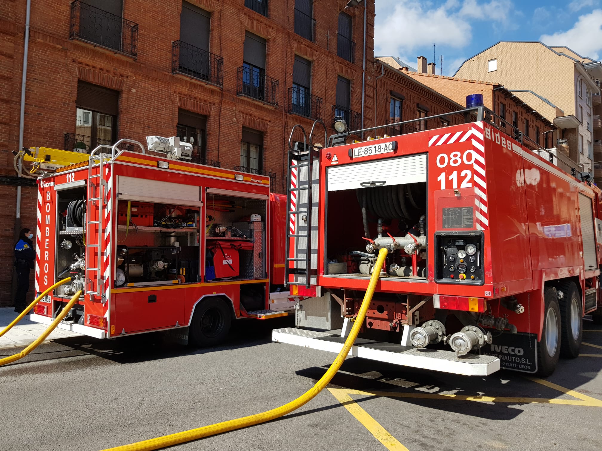 Efectivos del parque de bomberos de León intervienen en las labores de extinción de un incendio declarado en una vivienda situada en el tercer piso de un inmueble de cuatro alturas situado en el número 25 de la calle Astorga de la capital.