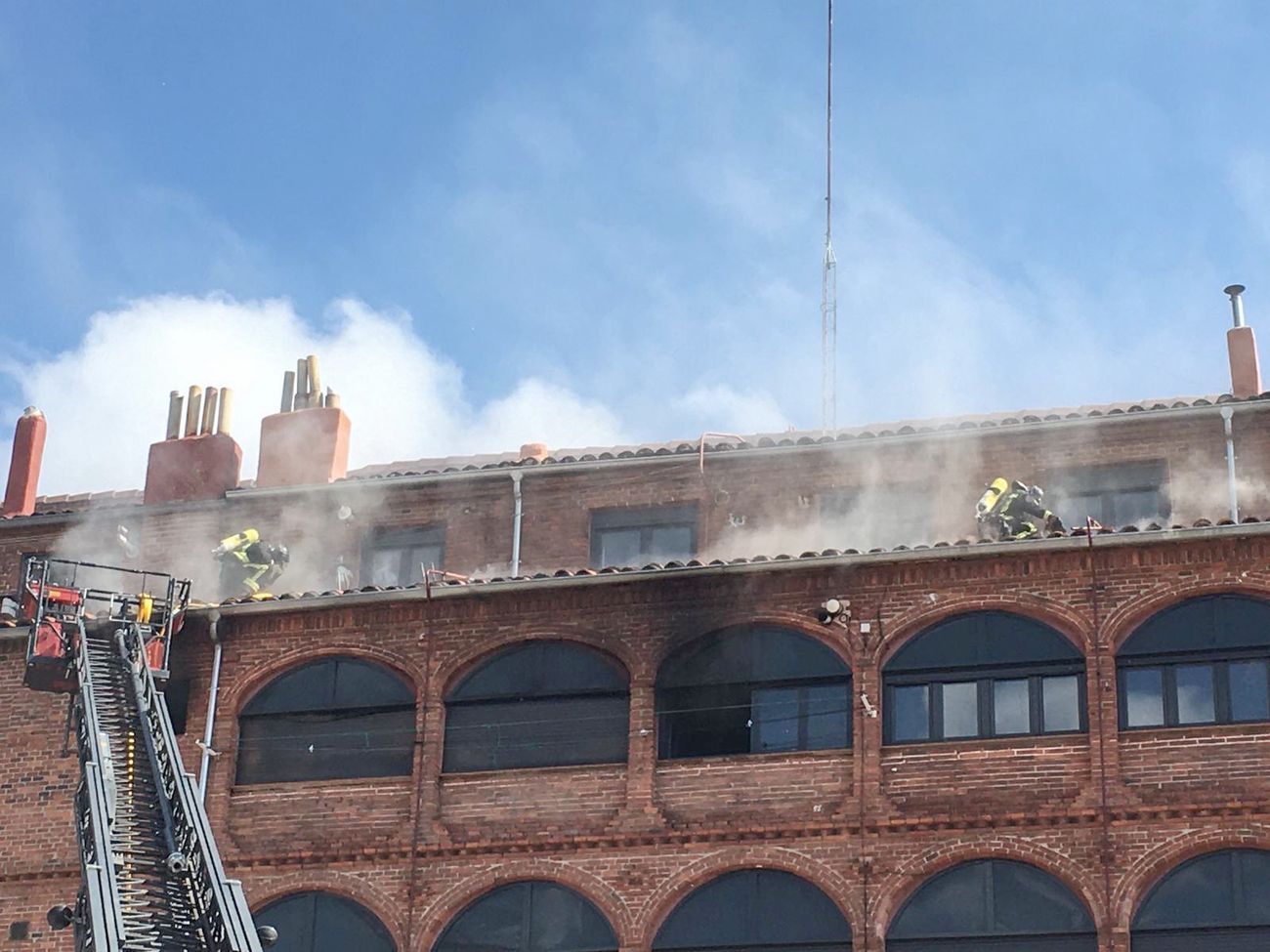Efectivos del parque de bomberos de León intervienen en las labores de extinción de un incendio declarado en una vivienda situada en el tercer piso de un inmueble de cuatro alturas situado en el número 25 de la calle Astorga de la capital.