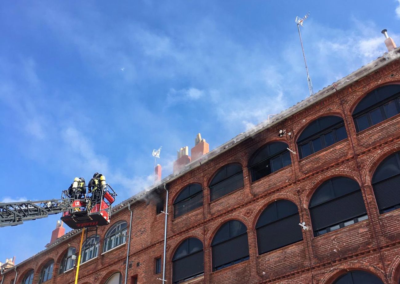 Efectivos del parque de bomberos de León intervienen en las labores de extinción de un incendio declarado en una vivienda situada en el tercer piso de un inmueble de cuatro alturas situado en el número 25 de la calle Astorga de la capital.