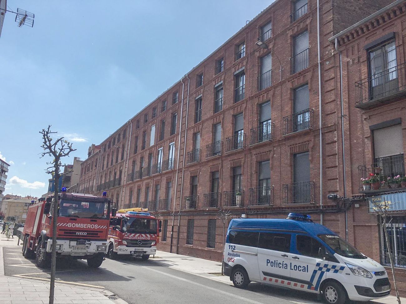 Efectivos del parque de bomberos de León intervienen en las labores de extinción de un incendio declarado en una vivienda situada en el tercer piso de un inmueble de cuatro alturas situado en el número 25 de la calle Astorga de la capital.
