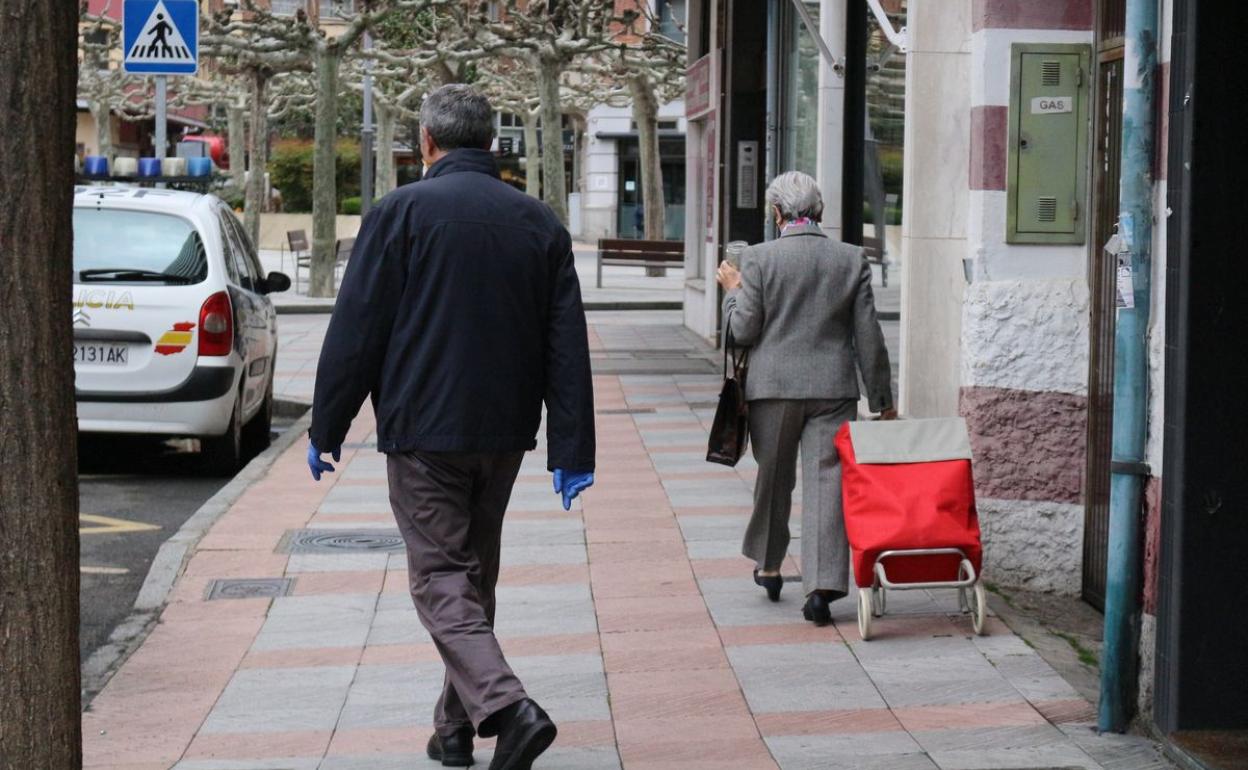 Dos ciudadanos caminan por las calles de la ciudad.