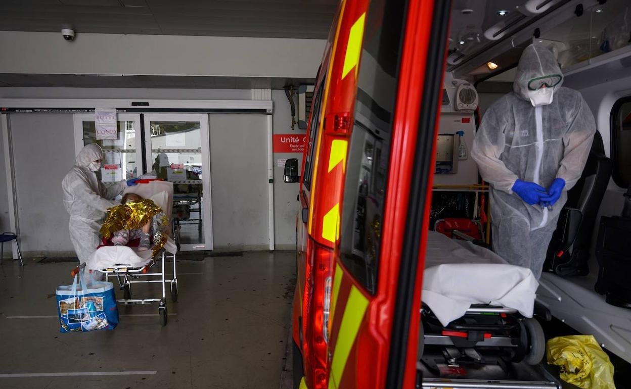 Una anciana enferma con coronavirus es trasladada a un hospital de Marsella.