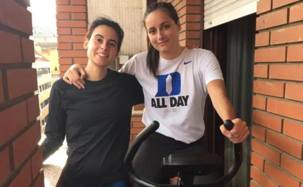 Ángela Salvadores, a la derecha, con su hermana Victoria, este martes, en León.