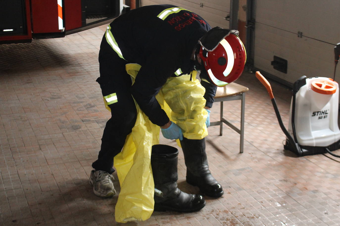 De día o de noche, con crisis sanitaria o sin ella, el Parque de Bomberos de León siempre está listo para intervenir.