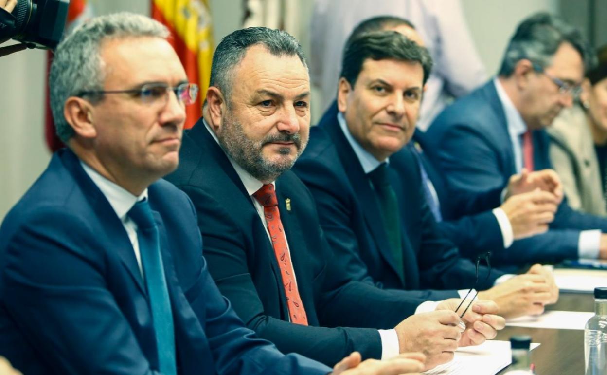 Imagen de la primera reunión de la Mesa por León. 