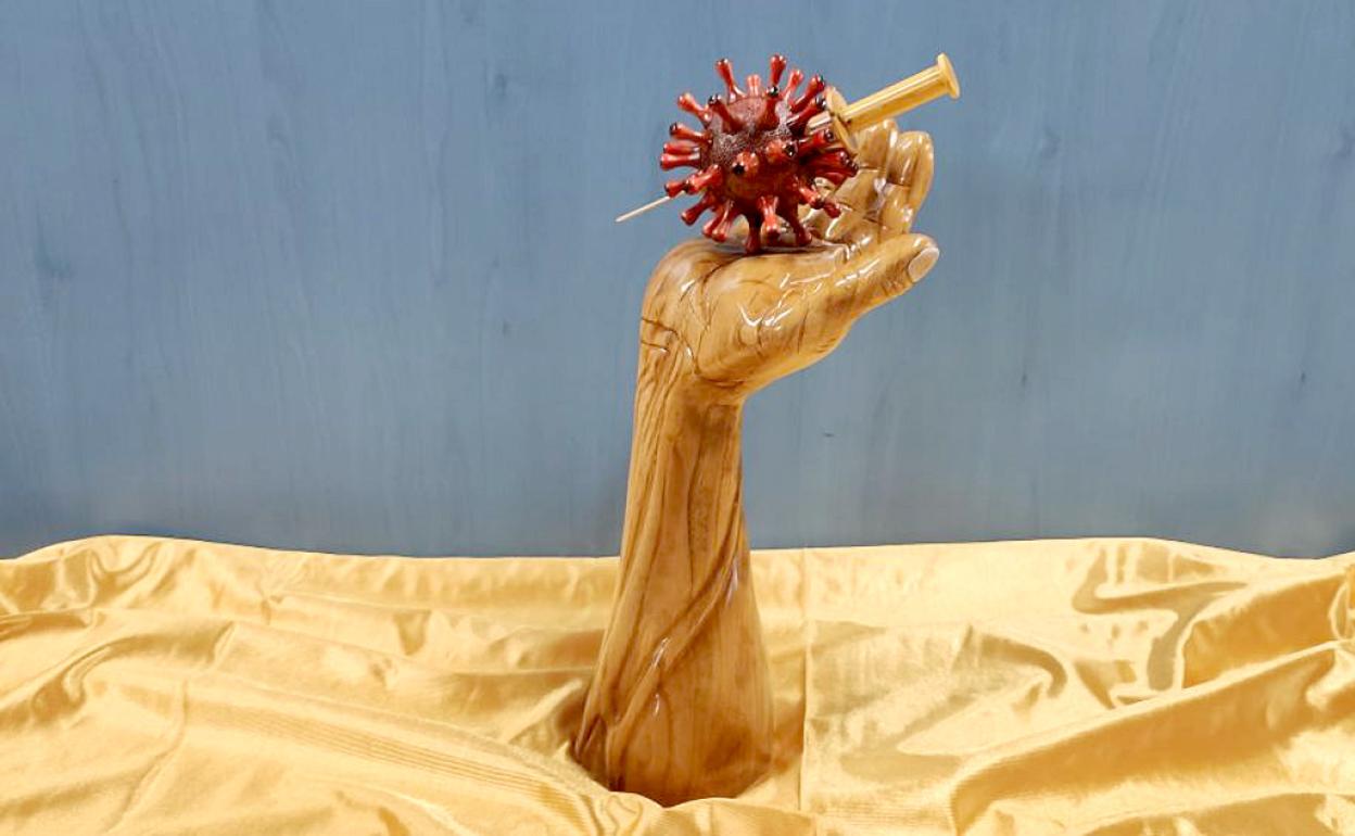 El ebanista José Pérez dedica una escultura a «todas las personas que luchan contra la covid-19»▄