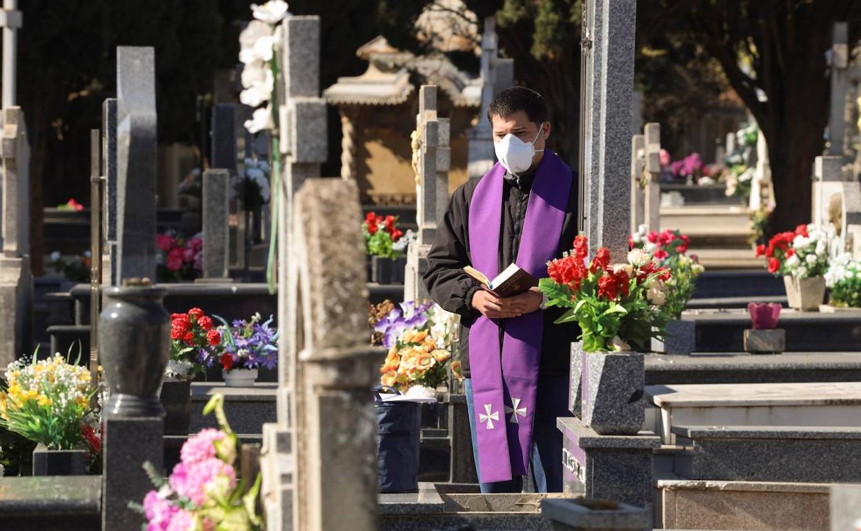 Un sacerdote reza un responso durante un entierro en el cementerio de Salamanca. 